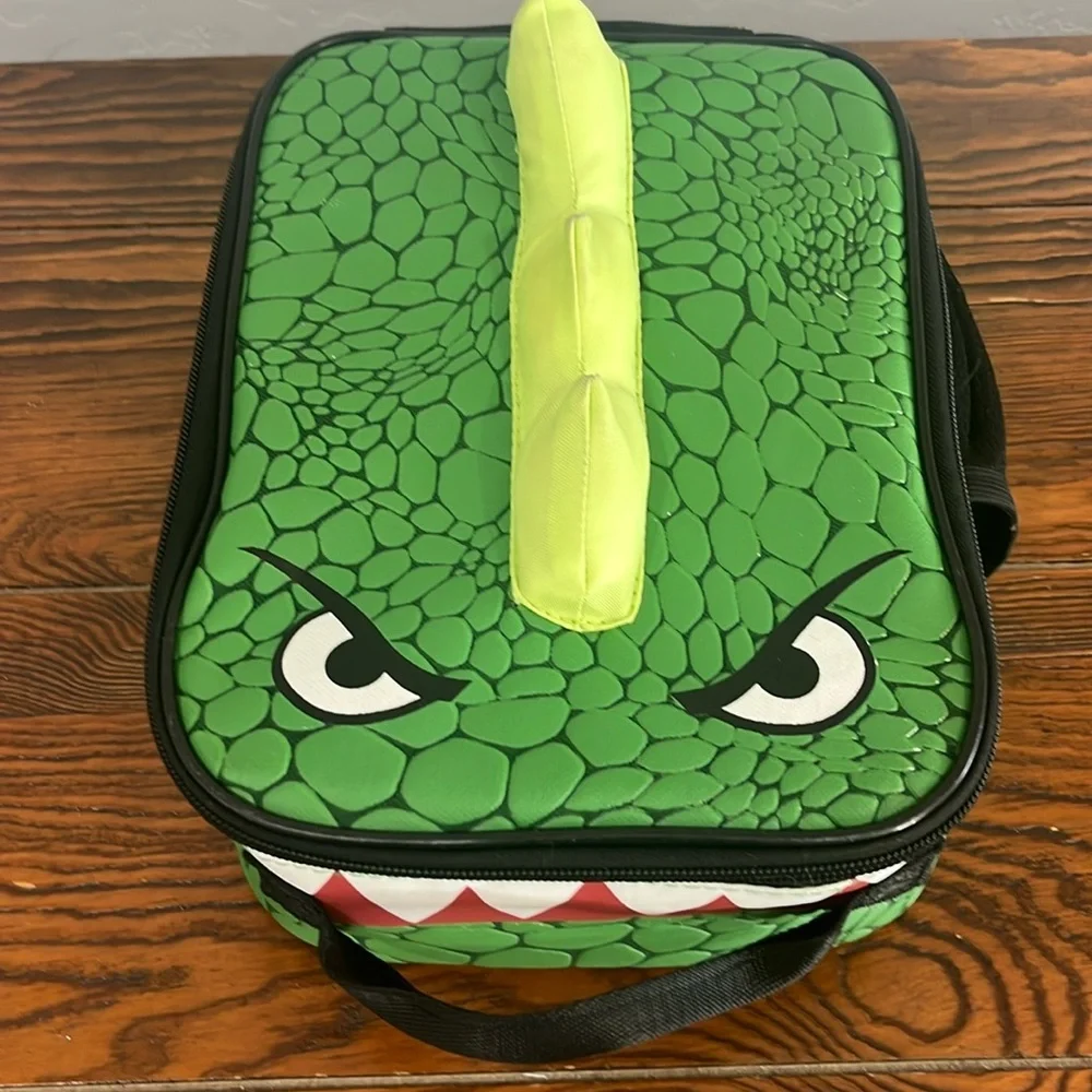 Dinosaur kids lunchbox preowned good condition